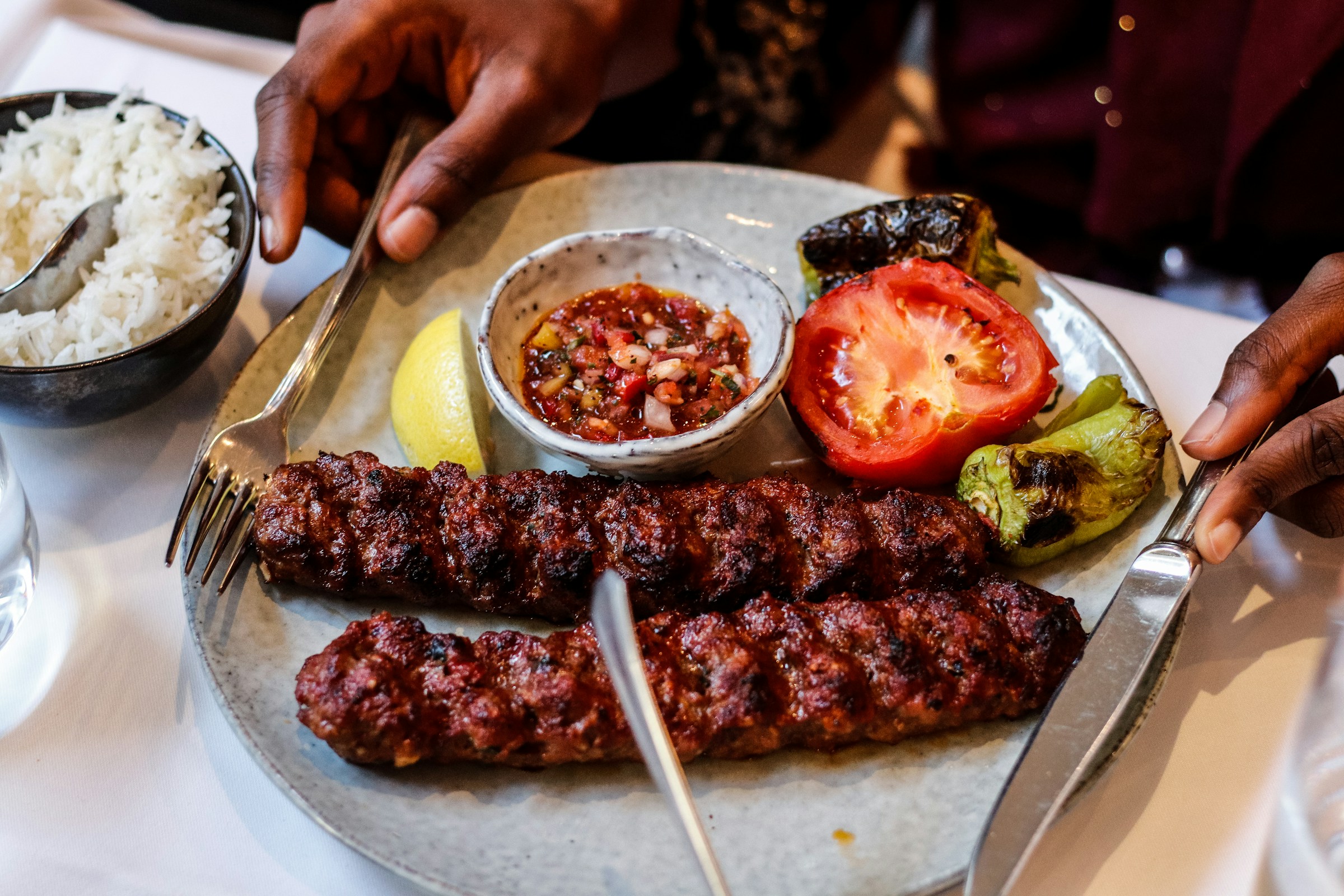 کباب کوبیده و چلو زعفرانی، تصویر تزئینی