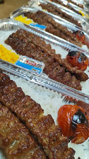 خوراک کباب کوبیده با چلو زعفرانی و گوجه کبابی